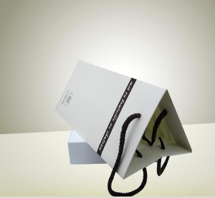 紙質(zhì)手提袋的多元展現(xiàn)形式 紙質(zhì)手提袋的多元展現(xiàn)形式