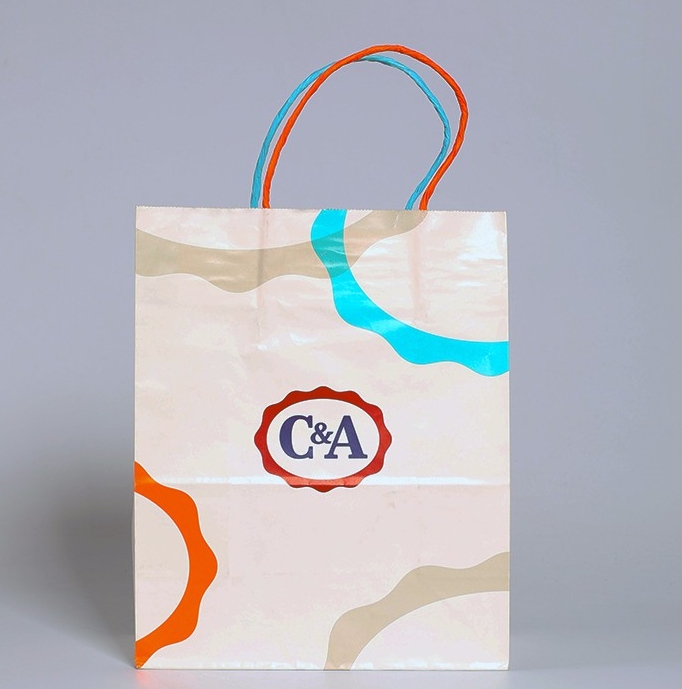 服裝紙袋定做選擇什么材質(zhì)？